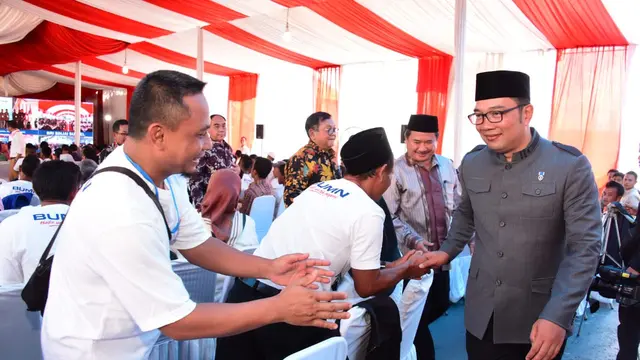 Gunernur Jawa Barat Ridwan Kamil menyalami para debitur KUR di Garut