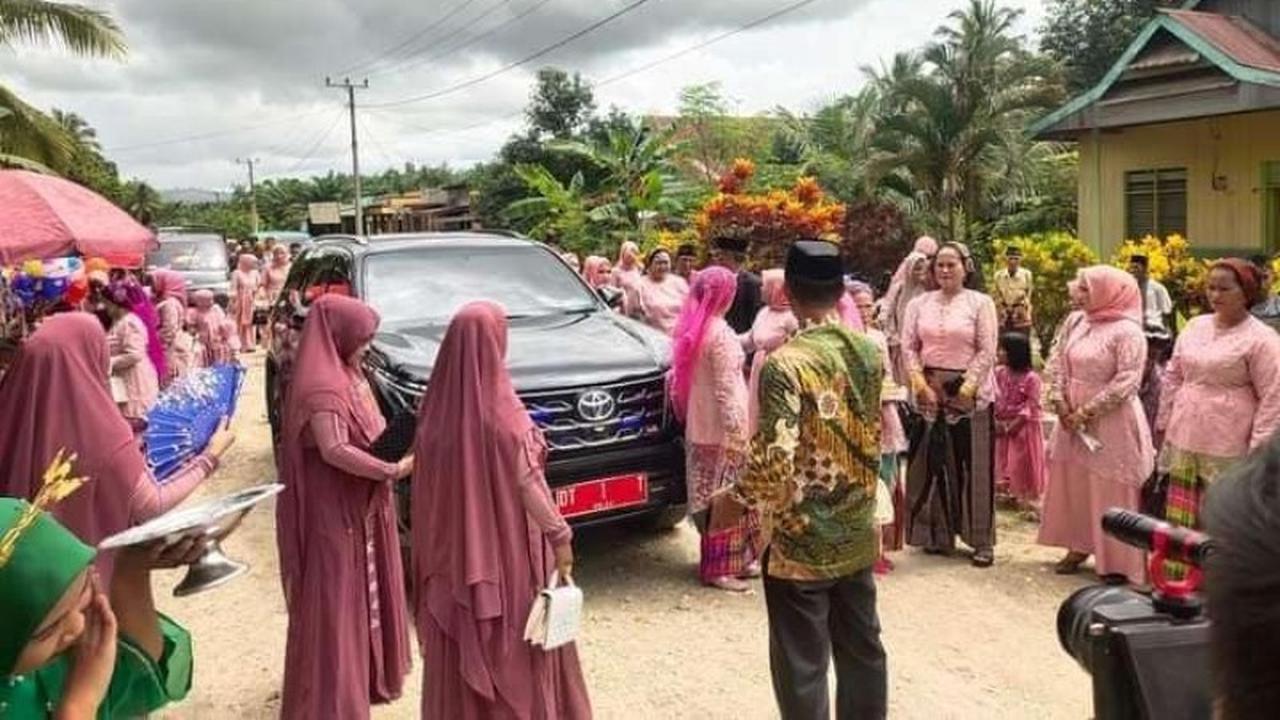 Kendaraan Dinas Bupati Koltim Terus Layani Pengantin Secara Gratis