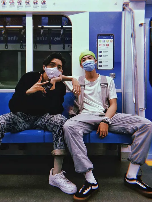 Tentu saja, sebab pria asal Malang ini merupakan salah satu model runway yang kariernya semakin melejit, kita bisa melihatnya di musik video Raisa lewat 'Bahasa Kalbu' sebelum tampil di MV Agnez Mo. (Foto: Instagram @adamrxsydi)