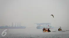 Nelayan mengarungi perairan kawasan Muara Angke yang diselimuti kabut asap, Jakarta, Kamis (29/10). BMKG menyatakan, kabut asap di area udara Jakarta berasal dari kawasan kebakaran hutan dan lahan di Sumatera dan Kalimantan. (Liputan6.com/Faizal Fanani)
