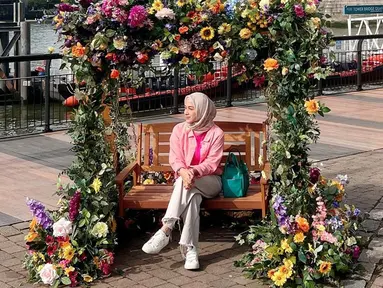 Momen seru liburan Nina Zatulini di London, Inggris diunggahnya lewat laman Instagram pribadinya. Selain menonton konser, artis 30 tahun ini juga mengunjungi beberapa objek wisata populer di sana. Seperti potretnya saat mengunjungi ikon terkenal di Inggris yakni London Bridge. (Liputan6.com/IG/@ninazatulini22)