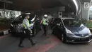Polisi menghentikan pengendara mobil yang melanggar sistem ganjil genap di Jalan MT Haryono, Jakarta, Rabu (1/8). Hari pertama pemberlakuan sistem ganjil genap, pelanggar langsung dikenakan sanksi sebesar Rp 500 ribu. (Merdeka.com/Iqbal S. Nugroho)