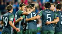 Para pemain Jerman merayakan gol ke gawang Norwegia pada laga kualifikasi Piala Dunia 2018 di Ullevaal Stadion, Oslo, Minggu (4/9/2016). (AFP/Vegard Wivestad Grott)