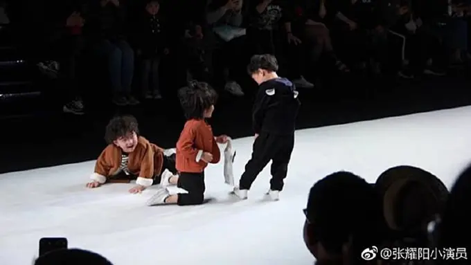 [Bintang] Gara-gara Jatuh di Catwalk, Model 4 Tahun Ini Malah Jadi Terkenal