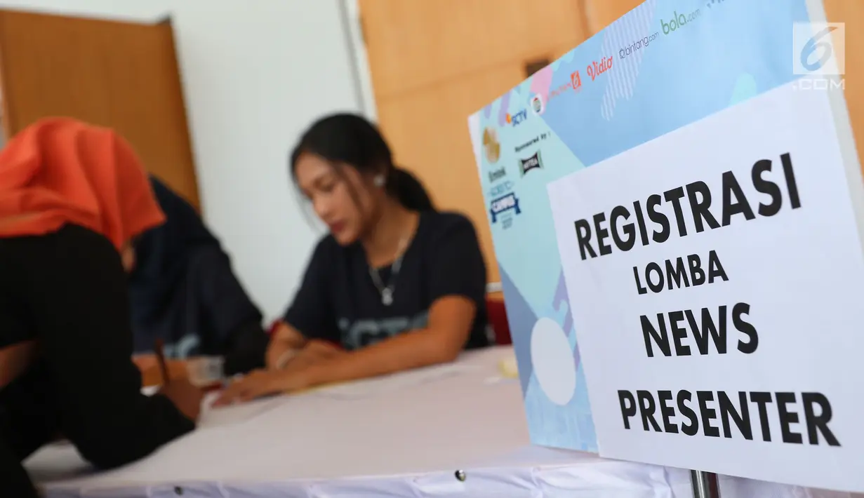 Peserta EGTC melakukan registrasi lomba news presenter saat gelaran Emtek Goes To Campus 2017 di Telkom University, Bandung, Rabu (29/11). (Liputan6.com/Helmi Fithriansyah)