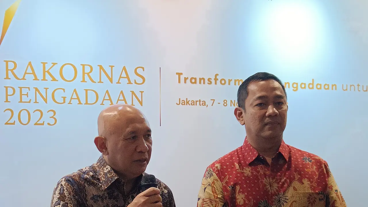 Menteri Koperasi dan UKM Teten Masduki bersama dengan Kepala LKPP Hendrar Prihadi di Hotel Bidakara, Jakarta Selatan, Selasa (7/11/2023). Kepada media, Teten memberikan informasi mengenai izin TikTok Shop. (Sulaeman/Merdeka.com)