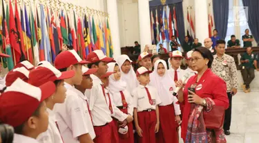 Menteri Luar Negri Retno Marsudi saat menjadi pemandu bagi murid Sekolah Dasar untuk melihat isi gedung Pancasila di Jakarta, Kamis (1/6). Gedung ini dibangun pada zaman pemerintah Hindia-Belanda. (Liputan6.com/Angga Yuniar)