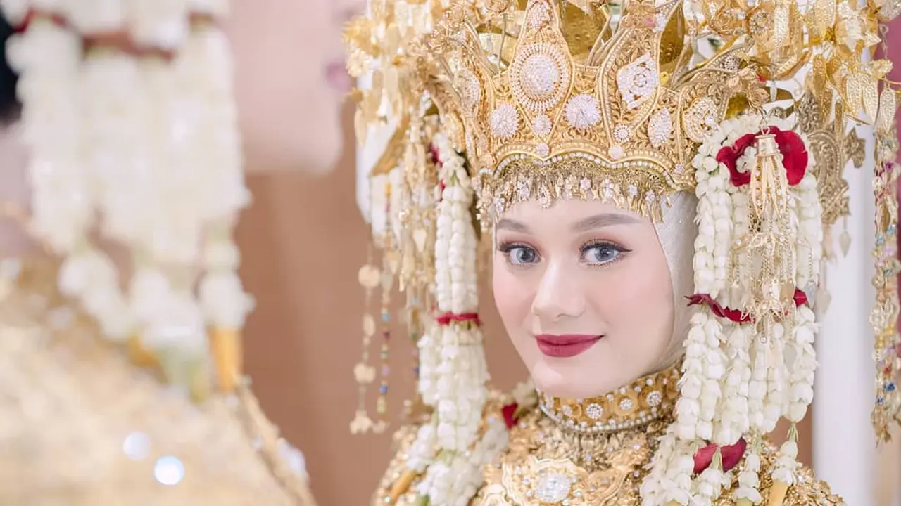 6 Gaya Pemotretan Dinda Hauw dan Rey Mbayang Pakai Baju Adat, Curi Perhatian