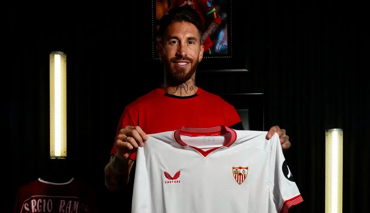Sergio Ramos berpose dengan jerseynya setelah resmi menjadi pemain Sevilla pada Selasa (05/09/2023) WIB. Sergio Ramos sempat dikabarkan bakal menyusul jejak Lionel Messi ke Inter Miami. Namun hal itu tidak terjadi. (Twitter/@SevillaFC)
