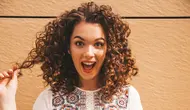 7 Cara Melembapkan Rambut Keriting dan Ikal agar Tetap Lembut dan Tidak Mudah Kering