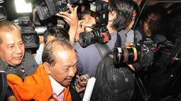 Antonius ditahan KPK dalam kasus dugaan suap pada Ketua DPRD Bangkalan, Fuad Amin terkait jual beli pasokan gas alam untuk pembangkit listrik di Gresik dan Gili Timur, Bangkalan, Madura, Jawa Timur, Selasa (2/12/2014). (Liputan6.com/Miftahul Hayat) 
