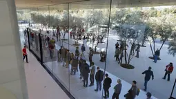 Sejumlah orang bersiap menghadiri pembukaan Visitor Center di kawasan Apple Park di Cupertino, California, Jumat (17/11). Apple mengundang warga sekitar untuk merasakan pengalaman dengan inovasi yang dihadirkan di Apple Park. (AP/Eric Risberg)