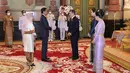 Presiden Joko Widodo dan Iriana Jokowi melakukan royal audience dengan Raja Thailand Maha Vajiralongkorn dan Ratu Suthida Bajrasudhabimalalakshana di Chakri Maha Prasat Throne Hall, Bangkok, Jumat (18/11/2022). Pertemuan ini berlangsung di sela-sela Konferensi Tingkat Tinggi (KTT) APEC 2022. (Foto: Bureau of the Royal Household, Kingdom of Thailand)