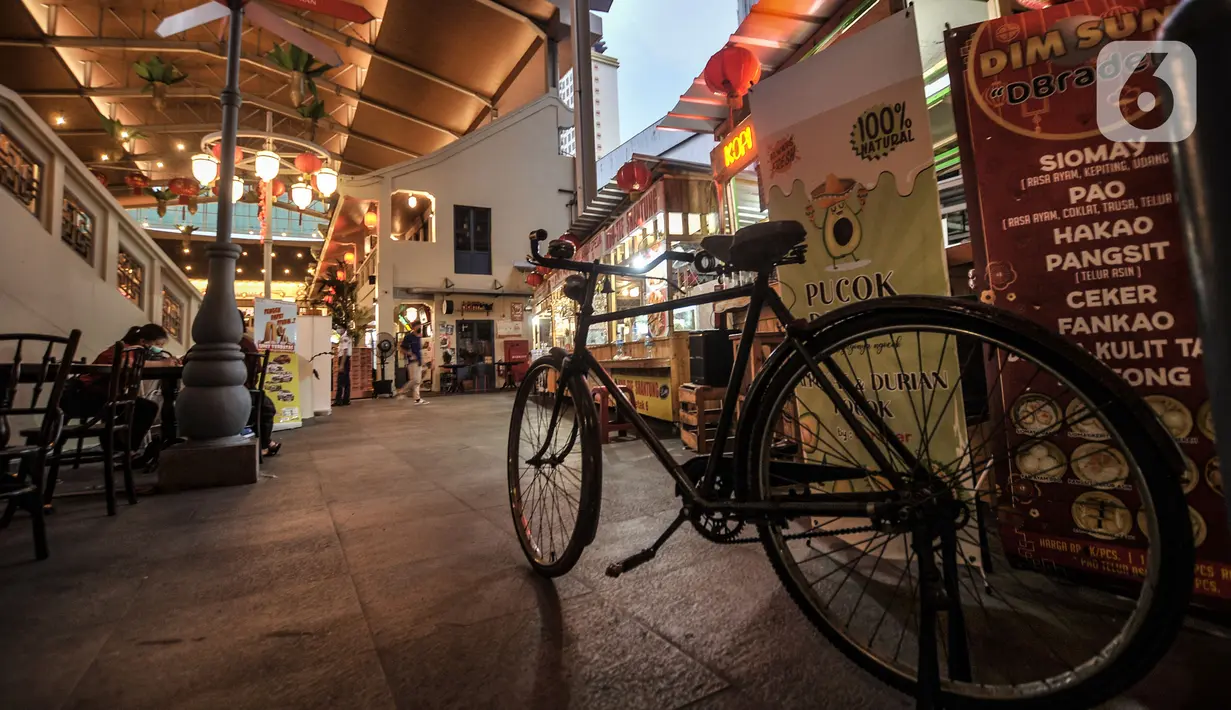 Pengunjung saat menikmati wisata kuliner di Petak Enam, Glodok, Jakarta, Senin (7/6/2021). Petak Enam ini menjadi destinasi kuliner baru di Ibu Kota bernuansa China Town yang menyajikan beragam menu makanan khas Tiongkok, Barat, dan Nusantara dengan konsep foodcourt. (merdeka.com/Iqbal S Nugroho)
