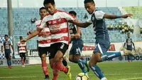 Arema FC mengalahkan Madura United 2-0, Senin (17/9/2018) di Stadion Kanjuruhan, Kab. Malang. (Bola.com/Iwan Setiawan)