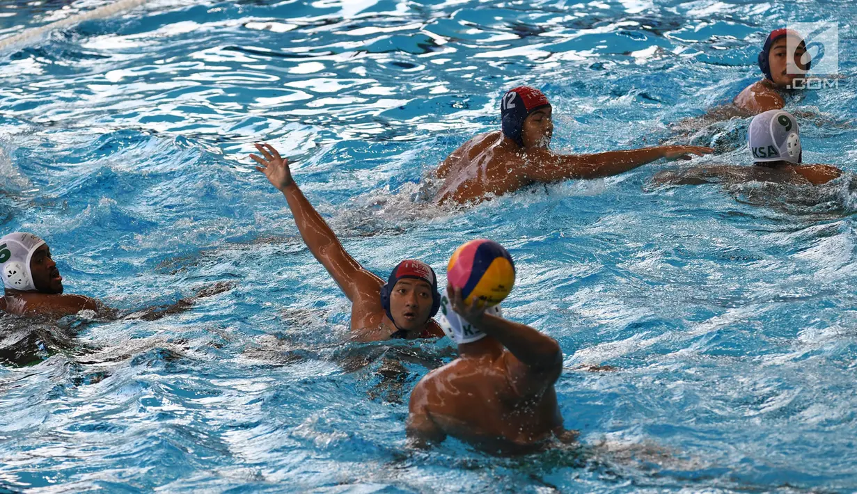 Pemain polo air Indonesia menghalau pemain Arab Saudi pada laga terakhir peringkatan Asian Games 2018 di Stadion Aquatic Centre, GBK, Jakarta, Sabtu (1/9). Indonesia harus puas berada di posisi delapan. (Merdeka.com/Imam Buhori)