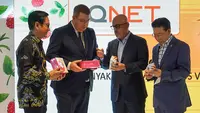 (Ki-Ka) General Manager QNET Indonesia Ganang Rindarko, Deputy CEO QNET Jean Francois Huertas, V Partner Dev Johl, V Partner Hendra Nilam berbincang pada peluncuran Qberry dan Minyak Buah Merah Plus Virgin Coconut Oil di Jakarta (22/8/2022). (Liputan6.com)