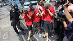 Sejumlah tersangka kasus  Penyelundupan Narkoba saat ditangkap di Terminal 2D Bandara Soetta, Tangerang, Kamis (27/8/2015). Petugas Bea dan Cukai dan Porles Metro Bandara berhasil menggagalkan penyelundupan sabu seberat 94kg. (Liputan6.com/Gempur M Surya)