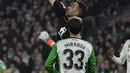 Kiper Real Betis, Claudio Bravo (atas) membelokkan saat bertanding melawan Real Madrid pada pertandingan La Liga Spanyol di stadion Benito Villamarin di Seville, Senin(6/3/2023). Tim besutan Carlo Ancelotti tertinggal 9 angka dari Barcelona di puncak klasemen. (AFP/CRISTINA QUICLER)