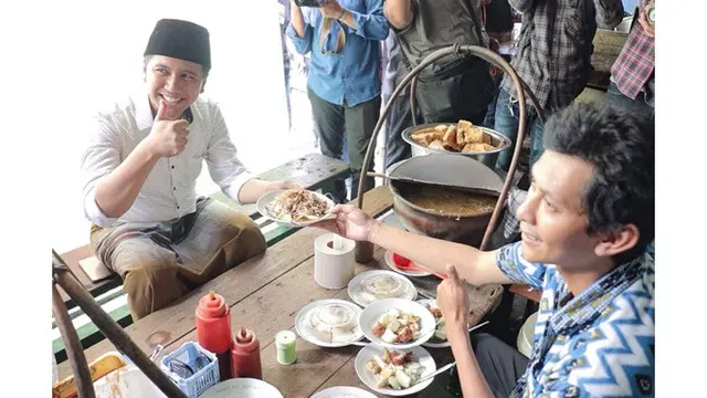 6 Potret Emil Dardak Saat Terjun ke Masyarakat, Sederhana dan Bersahaja