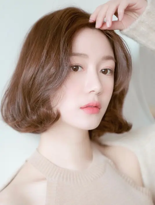 Perempuan 30 tahun ini tampak awet muda dengan gaya rambut bob dan ikal di bawahnya. [@xx_dain].