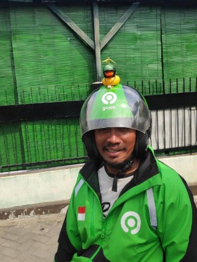 6 Aksesoris Tambahan di Helm Ojek Online Ini Kelewat Unik, Kocak