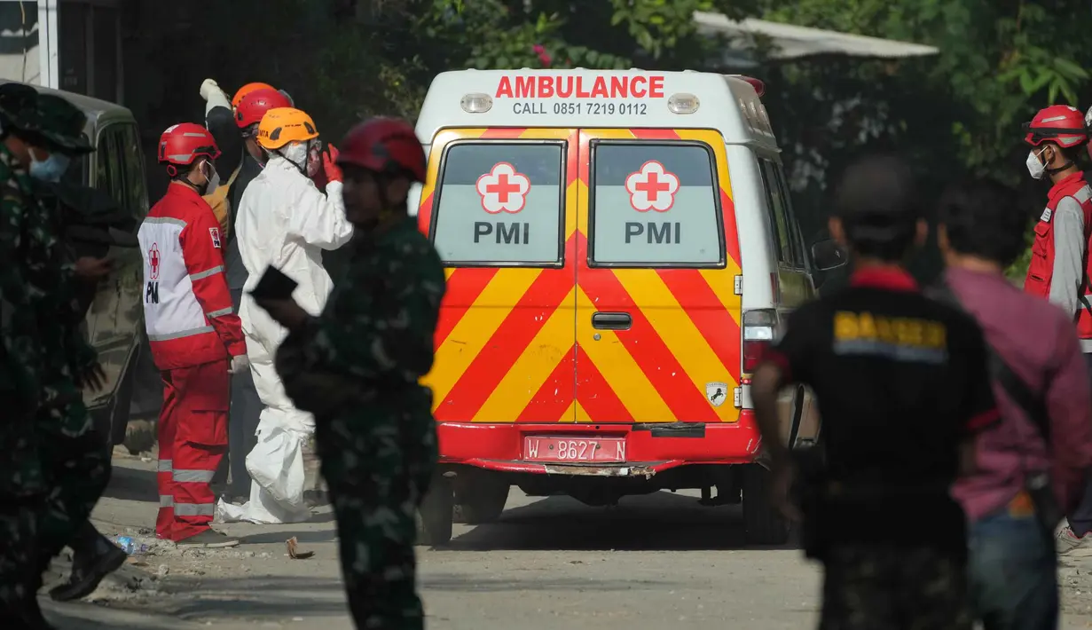 Saat kejadian, diketahui ada ratusan santri yang sedang menunaikan salat Ashar berjemaah di gedung yang masih dalam tahap pembangunan tersebut. (AP Photo/Achmad Ibrahim)