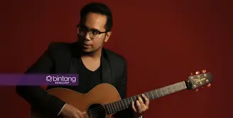 Darah seni mengalir dari ayahnya, Ebiet G Ade. Adera sejak kecil suka dengan dunia musik. Ia mulai tertarik bermusik saat belajar instrumen dari guru saat masih Sekolah Dasar. (Galih W. Satria/Bintang.com)