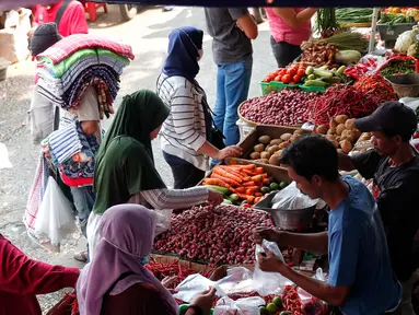 Pembeli memilih bahan makanan di pasar di kawasan Jakarta, Senin (3/7/2023). (Liputan6.com/Angga Yuniar)