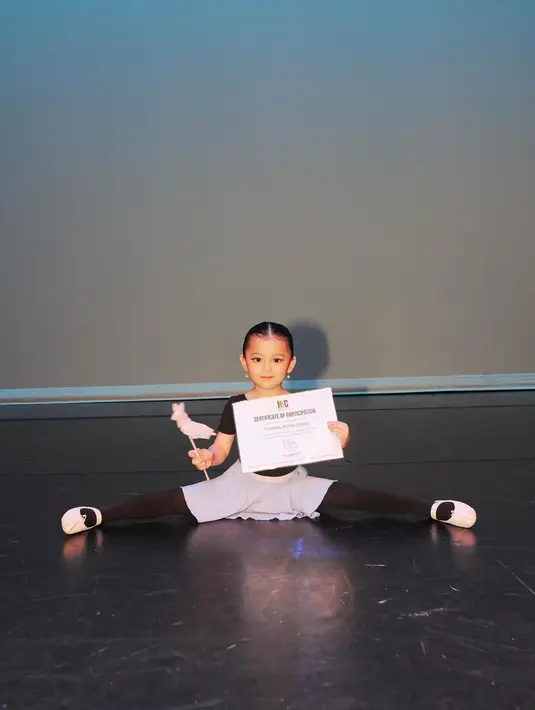 "Tp mrk sangat sangat membuat bangga, menyelesaikan semua dan perfom dengan baik, congrats cici udah dapet mendali dan mrk minta lagi buat tempat selanjutnya, kira2 dinegara mana lagi ya?❤️❤️ #SW #Sarwendah #DuniaBunSar," tutup Sarwendah. [Instagram/sarwendah29]