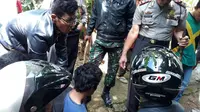 Pelaku penganiayaan dibekuk warga dan kepolisian Banjarnegara. (Foto: Liputan6.com/SRU RAPI BNA/Muhamad Ridlo)