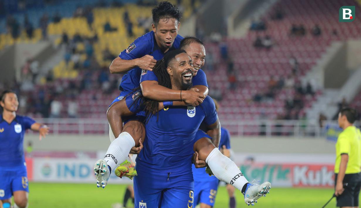 <p>Pemain PSIS Semarang, Carlos Fortes (depan) melakukan selebrasi sambil menggendong rekan-rekannya usai mencetak gol kelima timnya ke gawang Persita Tangerang dalam lanjutan pertandingan babak penyisihan Grup A Piala Presiden 2022 antara PSIS Semarang menghadapi Persita Tengerang di Stadion Manahan, Solo, Jawa Tengah, Senin (13/6/2022). (Bola.com/Arief Bagus)</p>