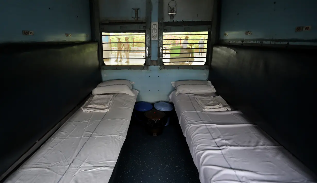 Sebuah gerbong kereta api disiapkan untuk diubah menjadi pusat perawatan pasien Covid-19, saat Ibu Kota India berjuang menahan lonjakan kasus virus corona, di New Delhi, Rabu (1/7/2020). New Delhi menjadi kota dengan penularan paling parah di India, diikuti Mumbai. (AP Photo/Manish Swarup)