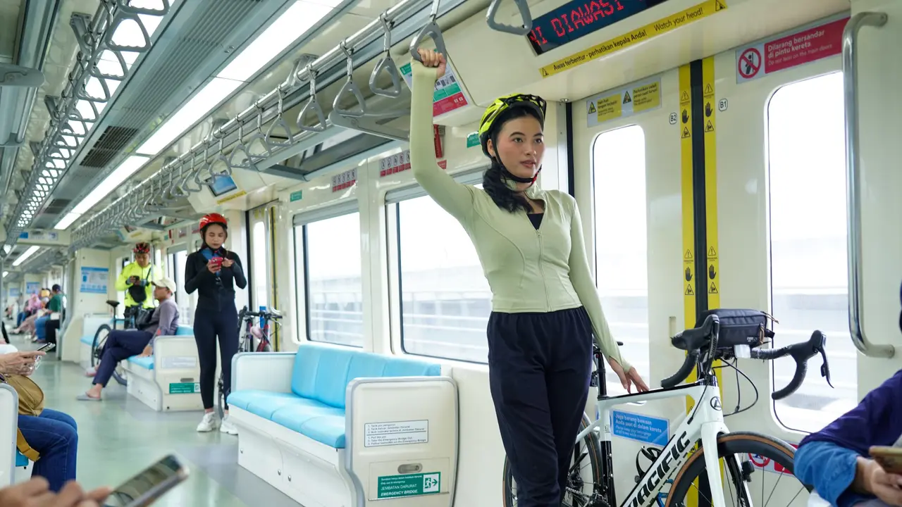 LRT Jabodebek akan memulai uji coba penerapan aturan baru terkait membawa sepeda standar (sepeda non lipat) ke dalam kereta pada akhir pekan