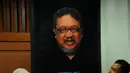 Penonton berfoto di depan poster almarhum Didi Petet di luar ruang Teater Luwes Institut Kesenian Jakarta, Cikini, Selasa (23/6/2015). Memperingati 40 hari kepergian Didi Petet, IKJ menggelar acara bertema 'Wajah Rinduku'. (Liputan6.com/Faisal R Syam)