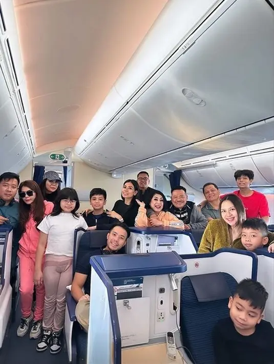 Setelah merayakan Natal bersama di Jakarta, Jessica dan keluarganya melanjutkan dengan liburan bersama. Kekompakan saat berangkat liburan bersama saat masih di dalam pesawat kelas utama. [Instagram/jscmila]