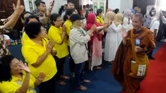 Rombongan Biksu Buddha yang melakukan ritual jalan kaki atau Thudong dari Thailand menuju Candi Borobudur mendapat sambutan saat tiba di Gedung Kanzus Sholawat, Kota Pekalongan, Jawa Tengah, Kamis (25/5/2023). Sebanyak 32 Biksu dari sejumlah negara menginap di Kanzus Sholawat yang merupakan pesantren milik Habib Luthfi bin Yahya. (merdeka.com/Arie Basuki)