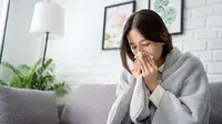 Ilustrasi perempuan sakit flu. (Shuttestock/PBXStudio)