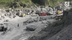 Status gunung Merapi yang meningkat menjadi waspada tidak membuat penambangan pasir di Klaten terhenti. Pekerja masih  saja  nekat bekerja walau dihantui rasa takut.