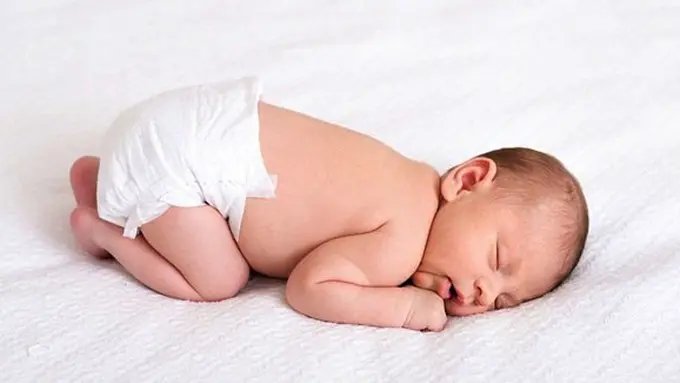 Mengganti popok bayi/copyright Pixabay.com/smpratt90