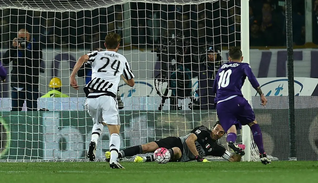 Kiper Juventus, Gianluigi Buffon, menggagalkan tendangan penalti pemain Fiorentina dalam lanjutan Serie A di Stadion Artemio Franchi, Firenze, Senin (25/4/2016) dini hari WIB. (AFP/Alberto Pizzoli)