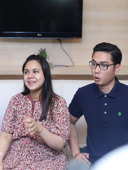 "Pas masuk aku takut, tapi yaitu, untuk keselamatan bayi. Kemarin Kinos cuma antarkan sampai ruang ganti baju," aku Nycta Gina di Rumah Sakit Omni, Pulomas, Jakarta Timur, Rabu (4/5/2016). (Andy Masela/Bintang.com)