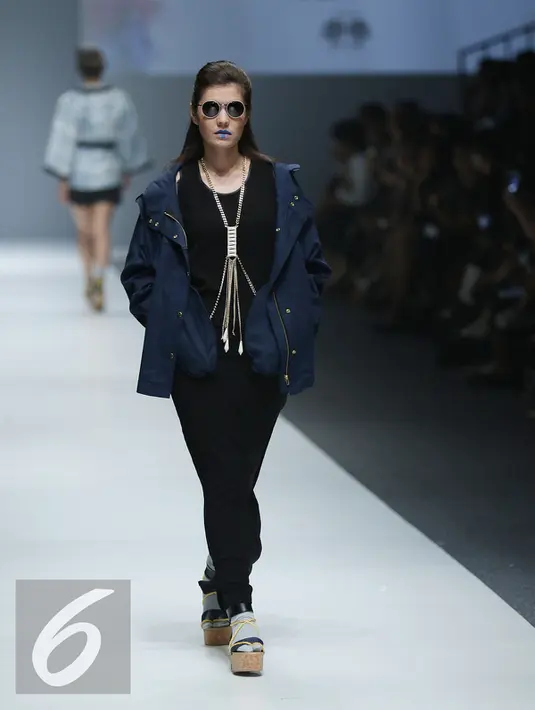 Artis Carissa Putri membawakan busana rancangan Luna Maya yang bertema midnight bloom di Jakarta Fashion Week (JFW) 2016, Jakarta Fashion Week (JFW) 2016, Senayan city, Jakarta, (25/10/2015). (Liputan6.com/Herman Zakharia)