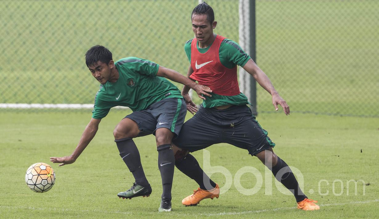 Pemain Timnas Indonesia U-22, Arsyad Yusgiantoro, berusaha melewati Ryuji Utomo saat latihan di Lapangan SPH Karawaci, Banten, Rabu (10/5/2017). (Bola.com/Vitalis Yogi Trisna)