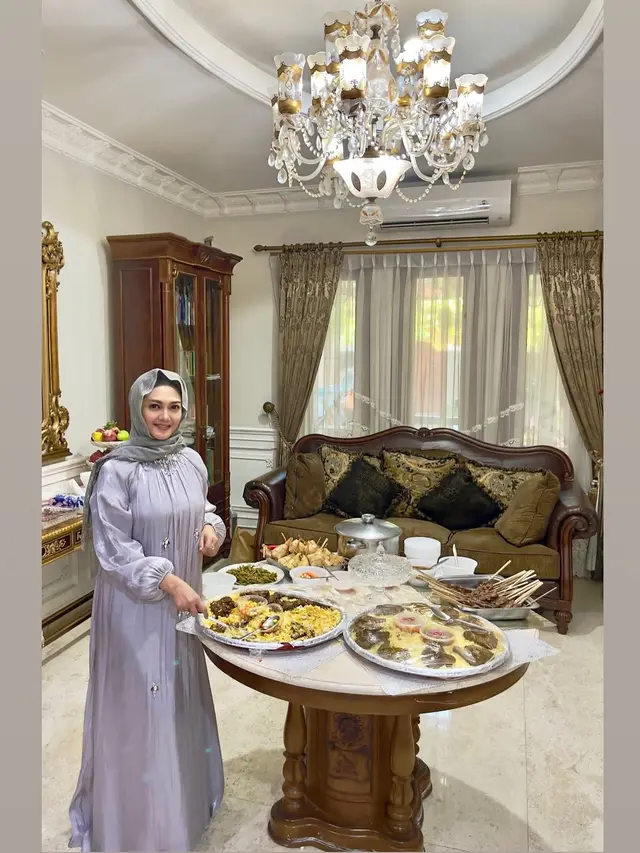 6 Inspirasi Outfit Gamis ala Bella Saphira, Elegan untuk Wanita 50 Tahunan