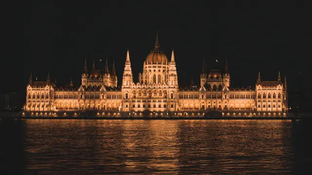 Parliament of Budapest (unsplash.com/YannyMishchuk)