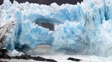 Bongkahan es yang runtuh dari Perito Moreno Glacier di Taman Nasional Los Glaciares, Argentina, Kamis (10/3). Formasi es seluas 250 km persegi & panjang 30 km ini merupakan satu dari 48 gletser yang terbentuk dari pegunungan Andes (AFP PHOTO/Walter Diaz)