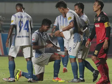 Para pemain PSIS Semarang merayakan gol Hari Nur Yulianto saat melawan PS Mojokerto pada laga 8 besar  grup Y Liga 2 Indonesia di Stadion GBLA, Bandung, Sabtu (18/11/2017). PSIS Semarang menang 3-0. (Bola.com/Nicklas Hanoatubun)