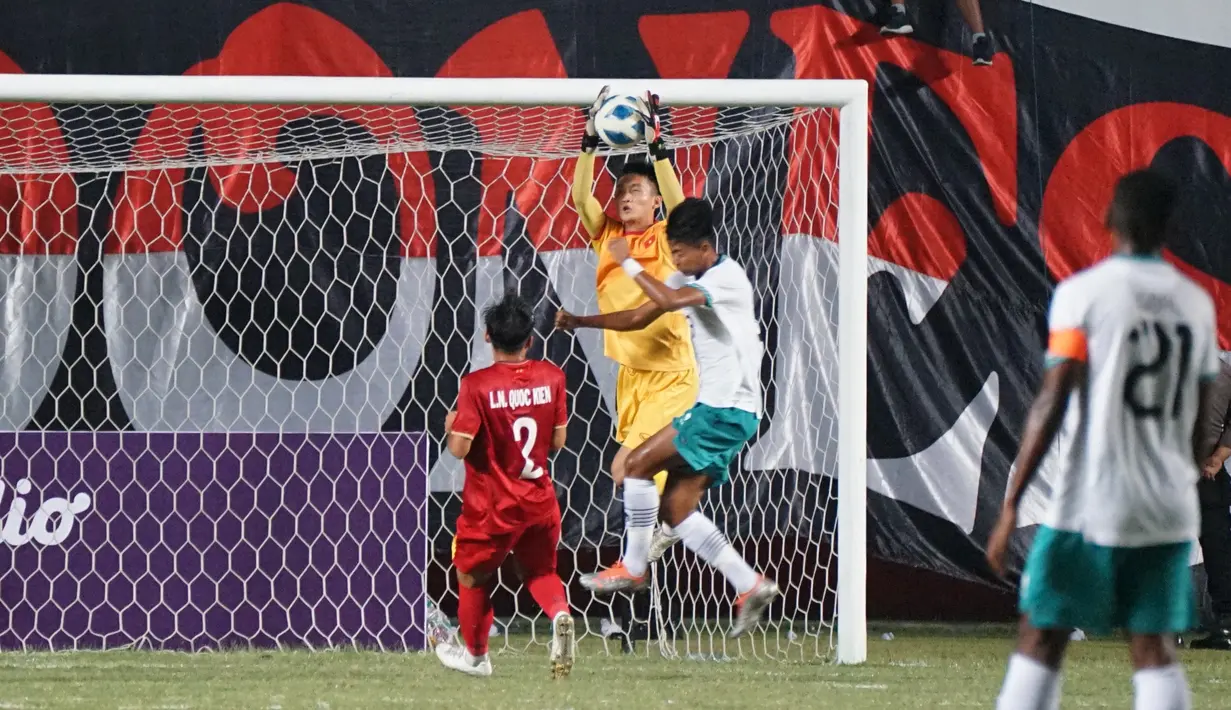Kiper Timnas Vietnam U-16, Pham Dinh Hai menangkap bola saat bertanding melawan Indonesia pada Final Piala AFF U-16 2022, Stadion Maguwoharjo, Sleman, Jumat (12/8/2022).  Tim asuhan Bima Sakti itu pun berhasil mengembalikan trofi Piala AFF U-16 ke Indonesia setelah pada 2018 lalu juga berhasil dimenangkan oleh Timnas Indonesia U-16 asuhan Fakhri Husaini. (Foto:Dok PSSI)