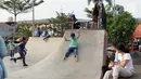 Seorang anak bermain meluncur di area Skate Park RPTRA Kalijodo, Jakarta, Sabtu (15/6/2019). Menjelang sore hari, anak-anak berdatangan menghabiskan waktu dengan bermain di area RPTRA Kalijodo. (Liputan6.com/Helmi Fithriansyah)